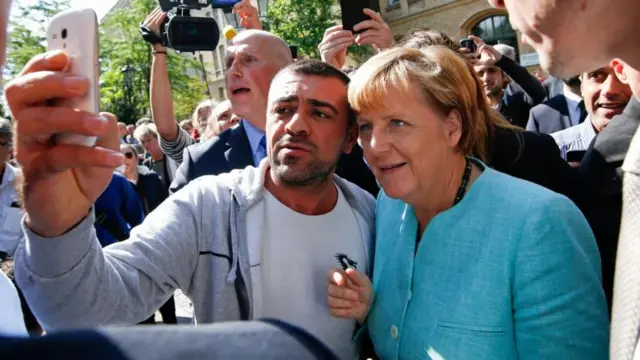 Merkel tomando una foto con un simpatizante