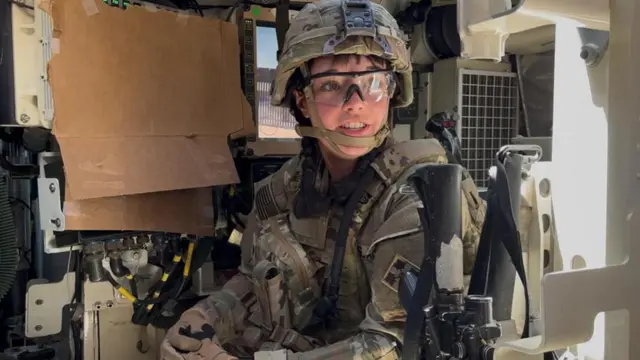 La soldado Caitlyn Seaborg, del ejército estadounidense, en un Stryker en la frontera de Estados Unidos con México.