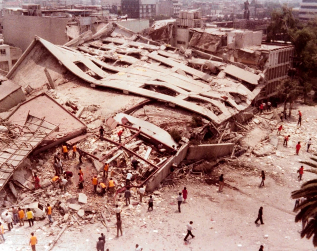 Un edificio derrumbado en Ciudad de México tras el sismo de 1985.