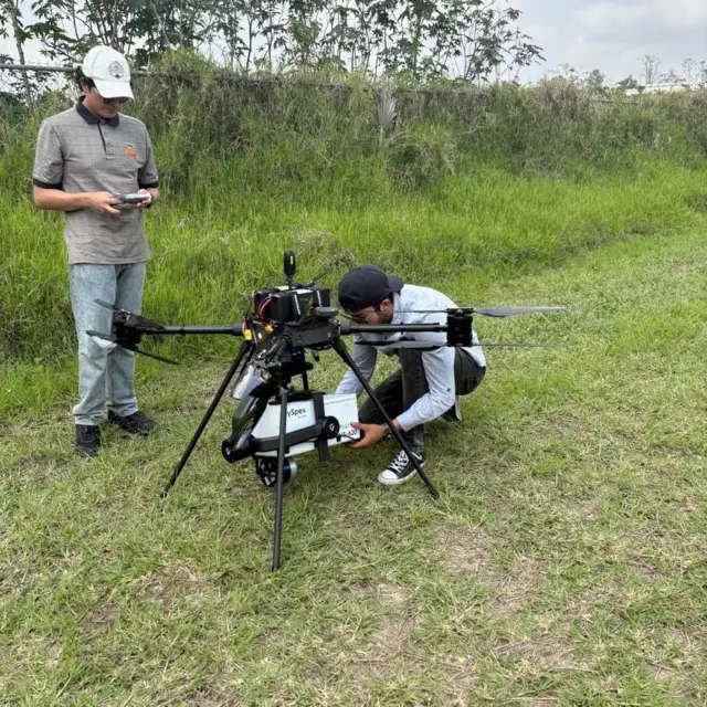 Investigadores trabajan con drones. 
