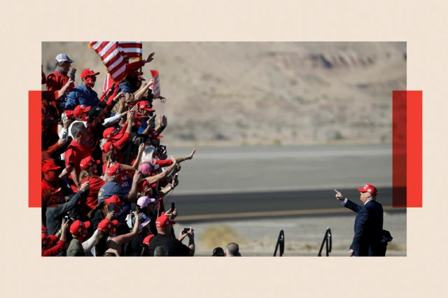 El presidente Donald Trump saluda a sus adeptos después de un acto de campaña  