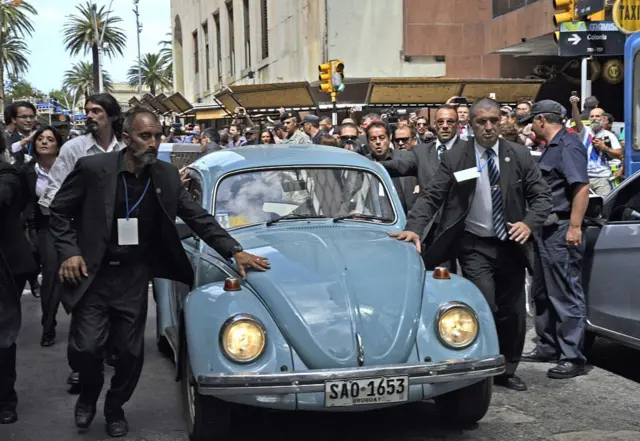 José Mujica manejando su Volkswagen de 1987 después de la asunción presidencial de Tabaré Vázquez, en 2015