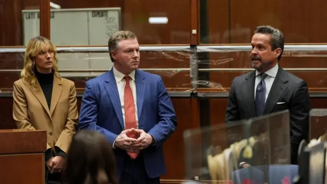 El abogado Alan Jackson habla junto a otras dos personas en la sala del tribunal