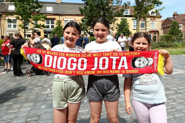 Tres niñas con una bufanda. 