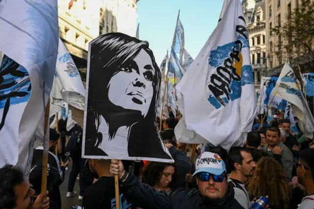 Un cartel con la imagen de Cristina Kirchner durante una marcha por el Día de la Lealtad peronista en 2022