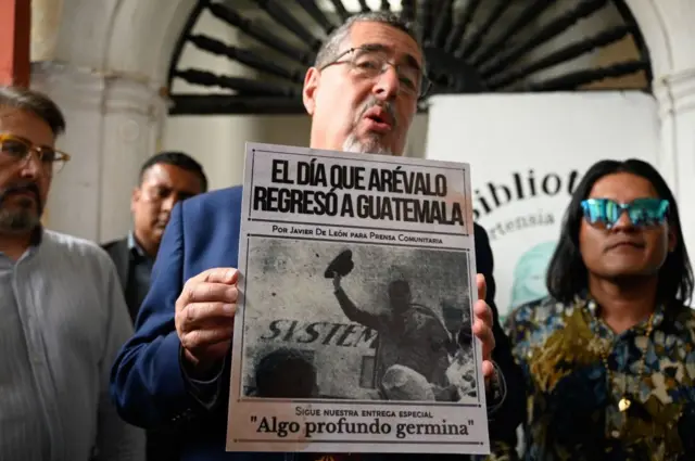 Arévalo sostiene un periódico