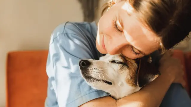Mujer abrazando a su perro