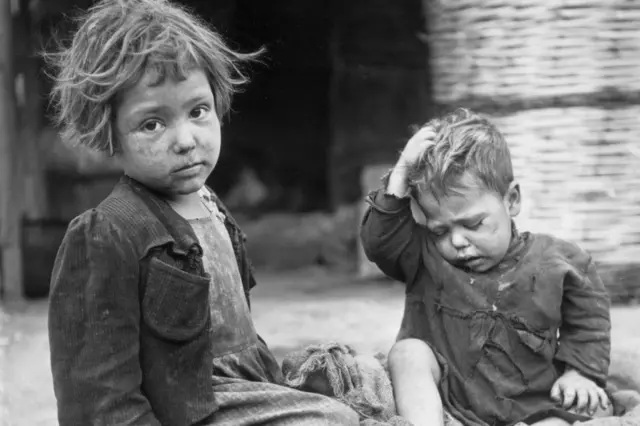 Niños pobres en la posguerra.