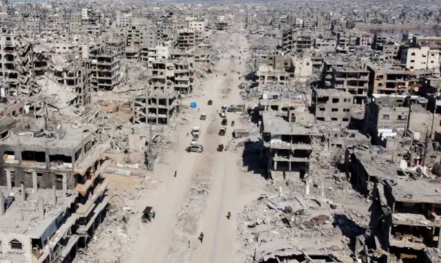 Un drone muestra los edificios totalmente destruidos en un barrio residencial de Ciudad de Gaza tras la retirada israelí. Todos los edificios están cubiertos de escombros y no parece haber ninguno intacto.