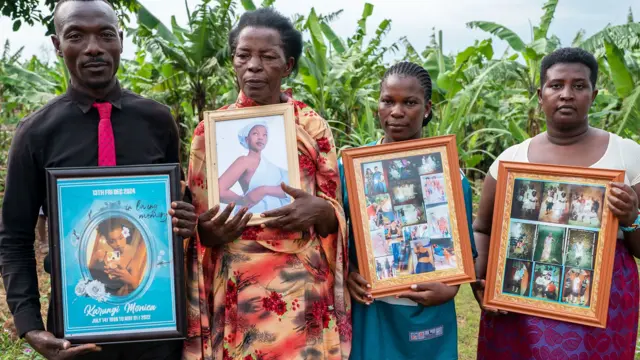 Cuatro miembros de la familia de Monic, incluida su madre, sostienen fotografías enmarcadas de Monic.