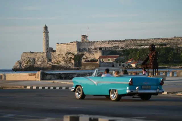 Vehículo antiguo en el Malecón.
