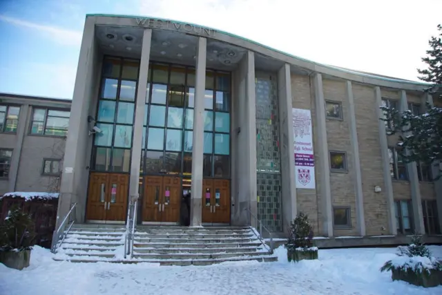 Fachada de la Escuela Secundaria Westmount, en Montreal, Canadá, en una imagen del 20 de enero de 2021.