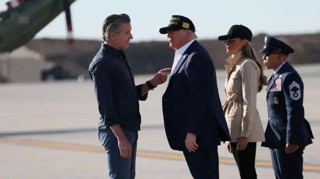 El gobernador de California, Gavin Newsom, habla con el presidente de EE.UU., Donald Trump