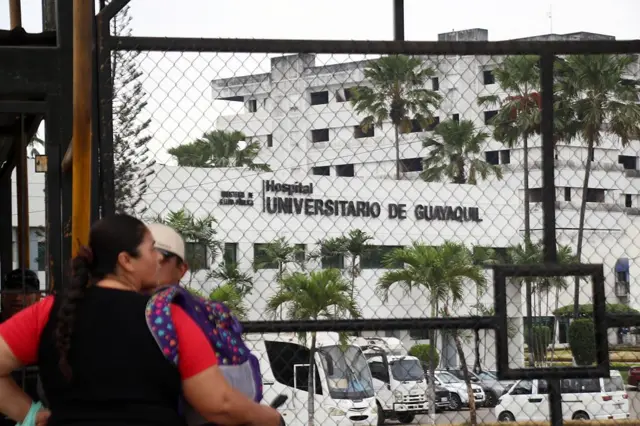 Una pareja frente a un hospital en Guayaquil. 