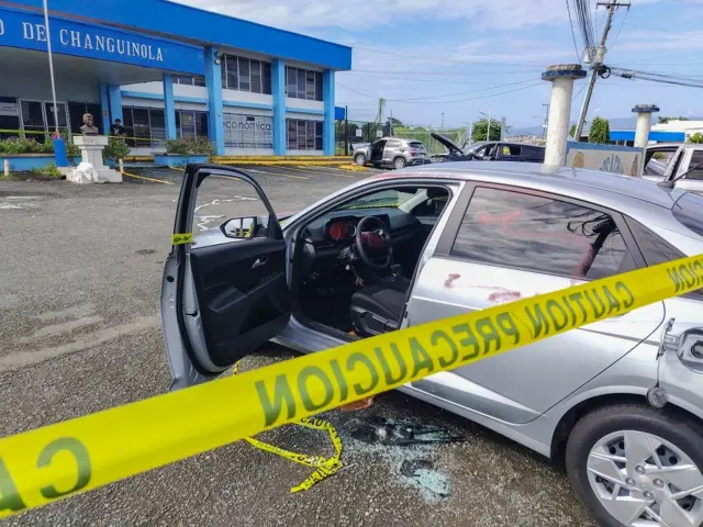 Un vehículo vandalizado