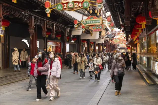 Visitantes en el Jardín Yuyuan de Shanghai, China, el domingo 11 de febrero de 2024. Poco más de un año después de que China pusiera fin a su política de Covid-Cero.