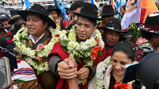 Andrónico Rodríguez, presidente del Senado y candidato presidencial por la Alianza Popular, en un acto de campaña en Huarina, Bolivia, el 24 de julio de 2025. 