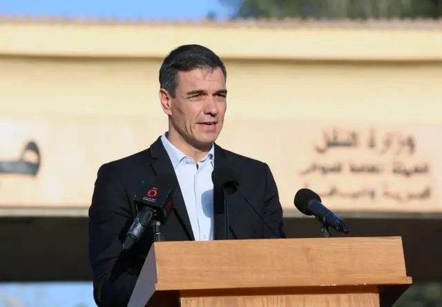 Pedro Sánchez, con chaqueta oscura, habla detrás de un podio.