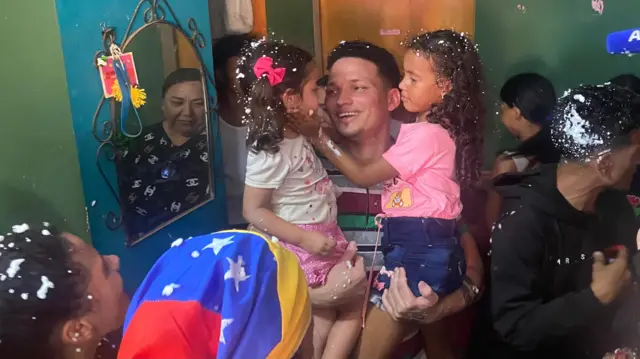 El joven venezolano repatriado desde el CECOT, Mervin Yamarte, sonríe dentro de casa de su madre en la comunidad Los Pescadores, vecina al Lago de Maracaibo