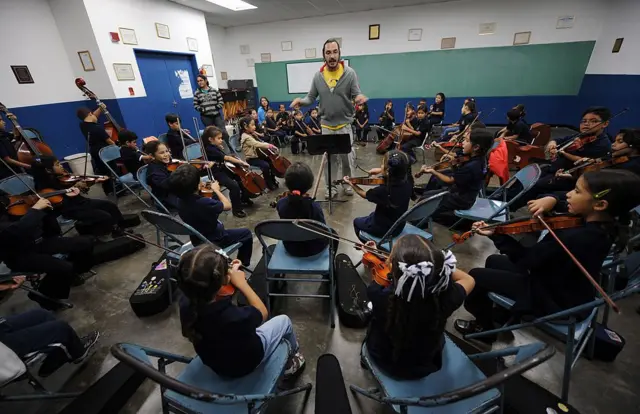 Niños durante la lección de música, en uno de los núcleos del Sistema en Caracas.