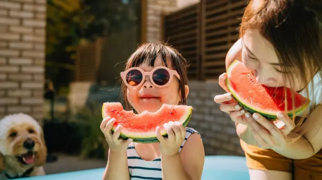 niñas comiendo sandía