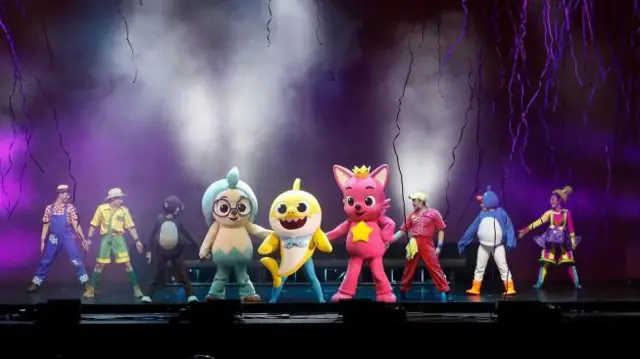 Hogi, Baby Shark y Pinkfong actúan durante el espectáculo 