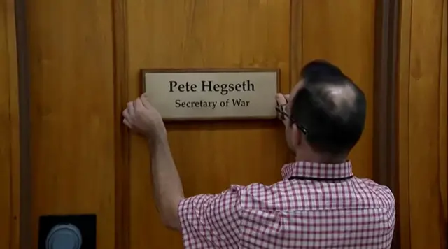 Un empleado cambia el título de la oficina de Pete Hegseth y añade Secretario de Guerra