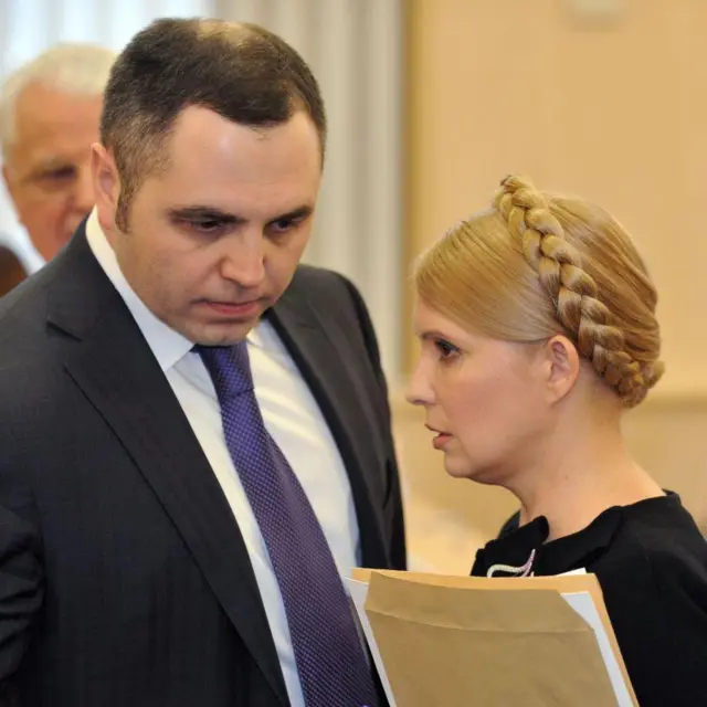 Andriy Portnov durante su etapa de diputado en 2010 con la entonces primera ministra de Ucrania, Yulia Tymoshenko.