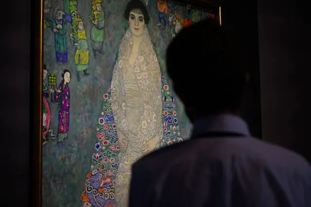 Una persona mira el cuadro 