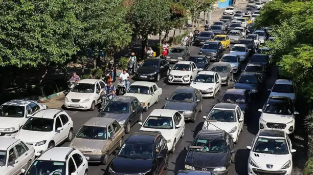 Una carretera llena de coches en la capital iraní, Teherán