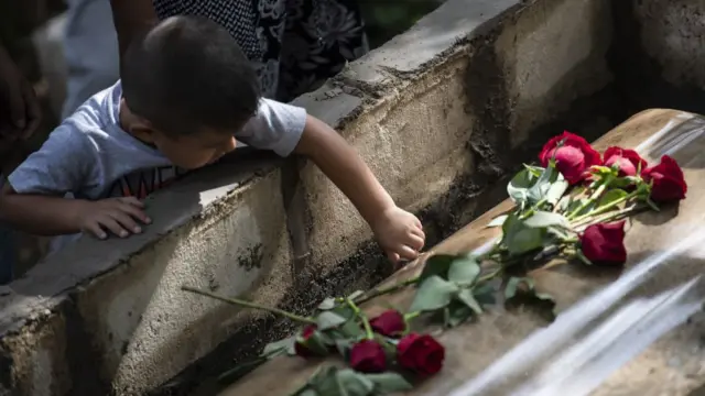 Niño en funeral en México