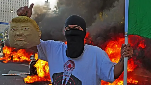 Un manifestante sostiene una máscara de Donald Trump en Los Ángeles el 8 de junio de 2025.