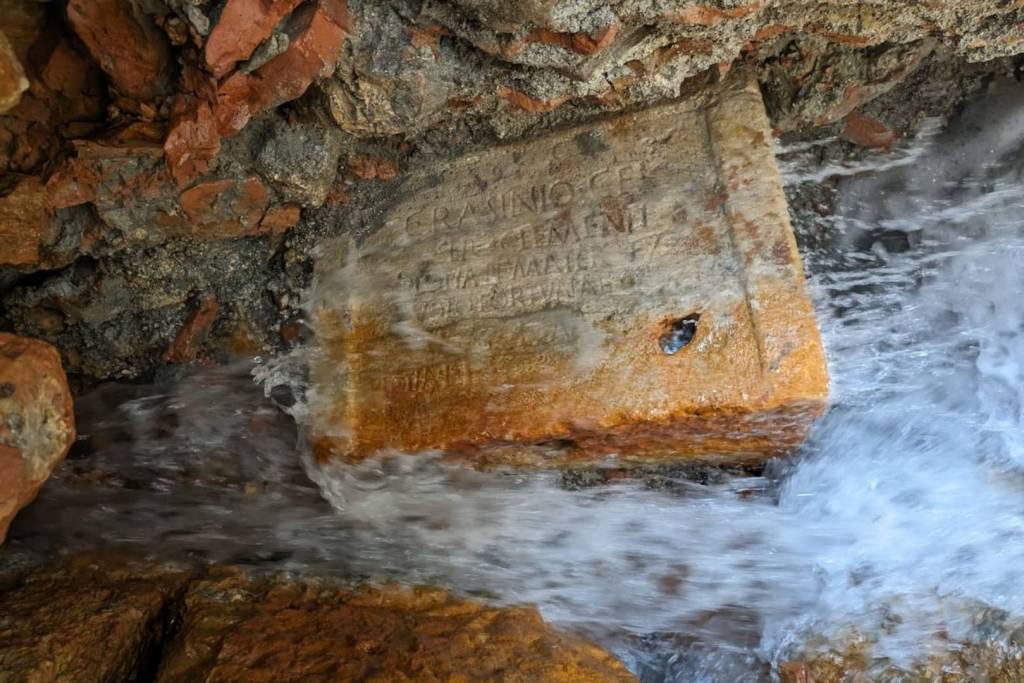 Bloque ritual grabado con texto etrusco, documentado exactamente en el punto de la excavación donde apareció
