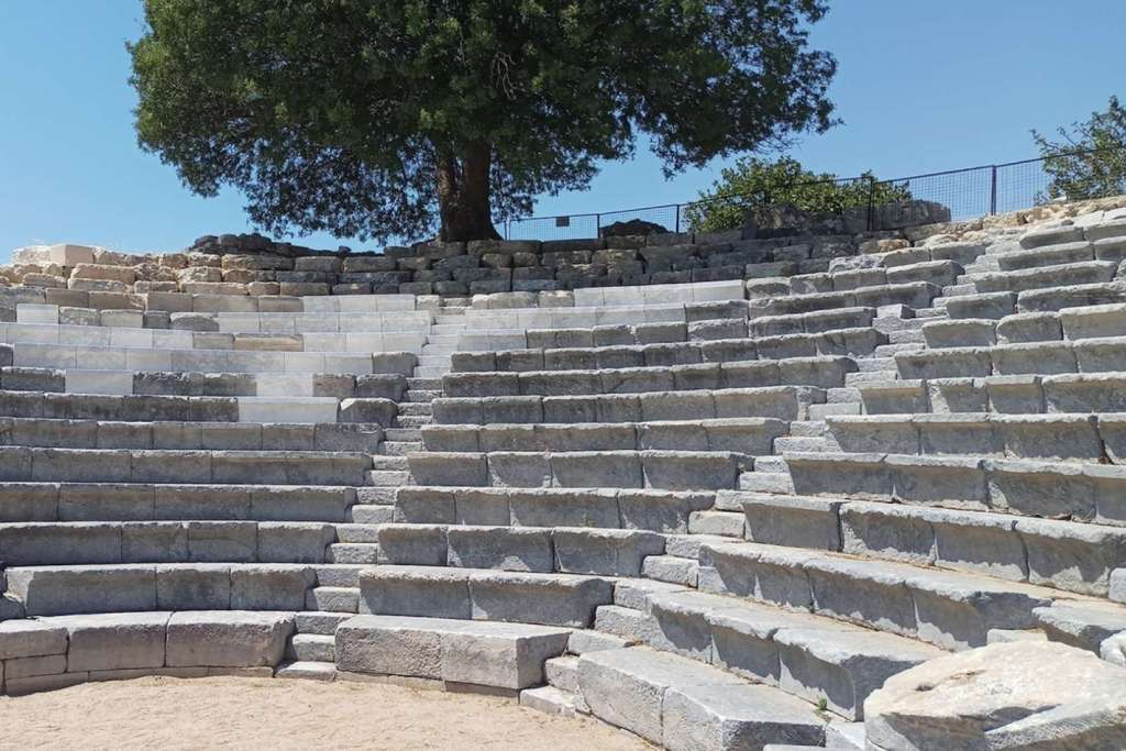 Asientos de piedra dispuestos en terrazas en el antiguo bouleuterion