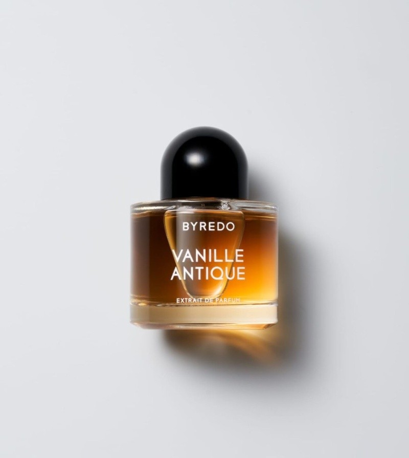 Aquí, el humeante aroma de vainilla vuelve cargada con la historia y el carácter. byredo.com Aquí, el humeante aroma de vainilla vuelve cargada con la historia y el carácter. byredo.com