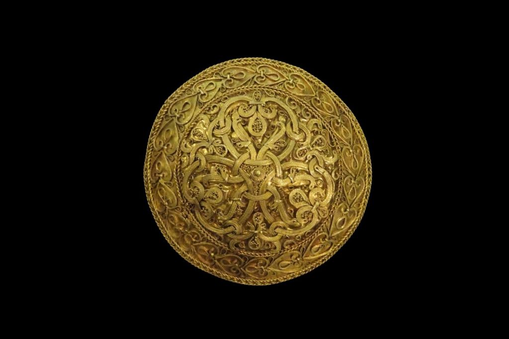 Uno de los broches, ejemplo único de orfebrería de la época vikinga