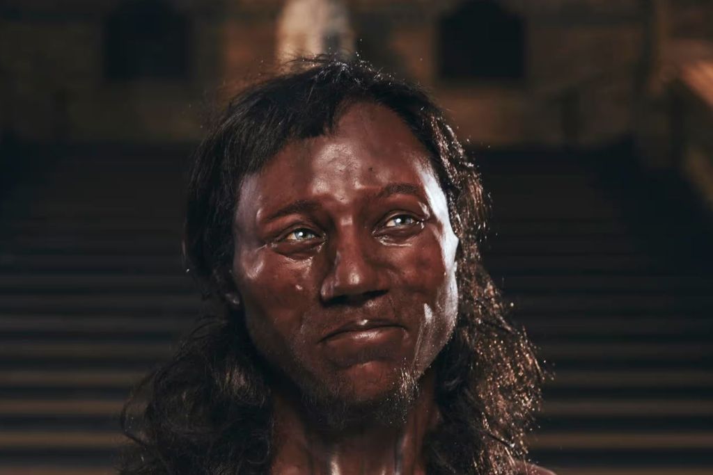 Los restos de Cheddar Man, cuya reconstrucción se muestra en la imagen, indican que vivió en el actual Reino Unido hace aproximadamente 10.000 años y que probablemente tenía una tez oscura