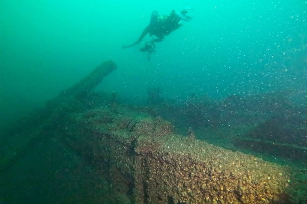 Un buzo explora los restos del naufragio
