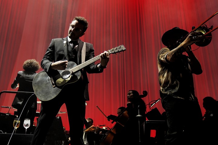 Emiliano Brancciari y Denis Ramos, de No Te Va Gustar, junto a la Orquesta Filarmónica de Medellín. Foto Martín Bonetto