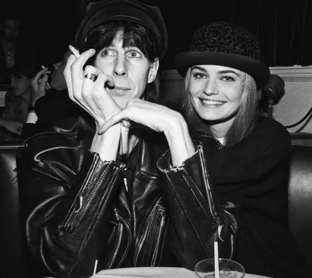 El músico estadounidense Ric Ocasek (izq.) y la supermodelo checa Paulina Porizkova (der.) posan para una foto en la fiesta de estreno de la película 
