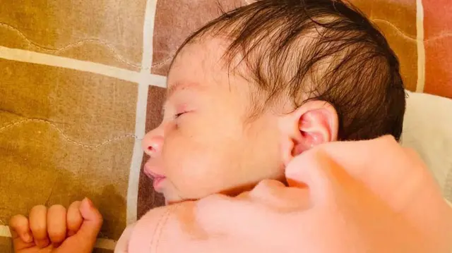 Un primer plano de un bebé recién nacido durmiendo.