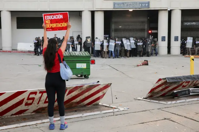 Mujer con un cartel que dice