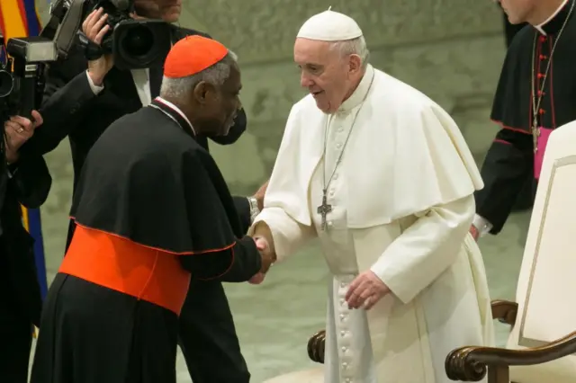 El cardenal Peter Appiah Turkson junto al fallecido papa Francisco