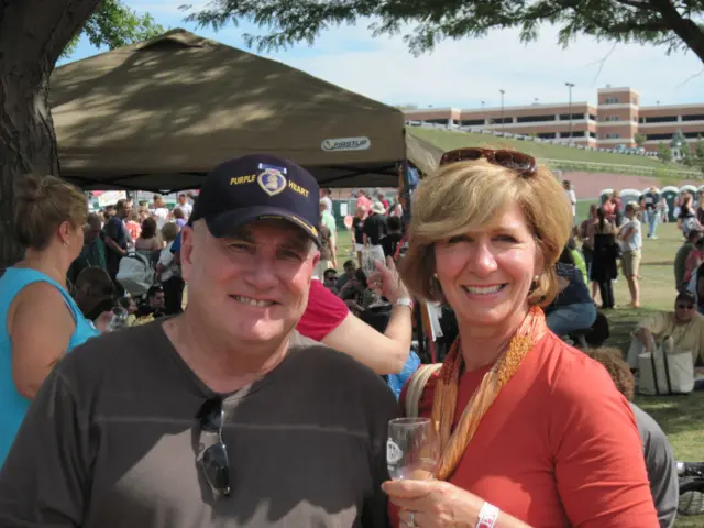 Kevin y Deb en un evento al aire libre.