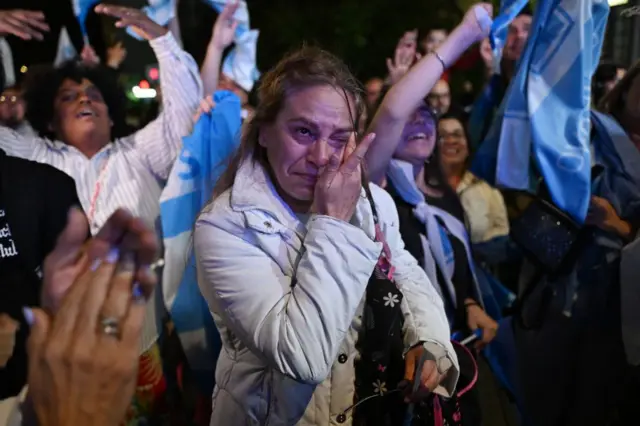 Mujer del Partido Nacional llorando.