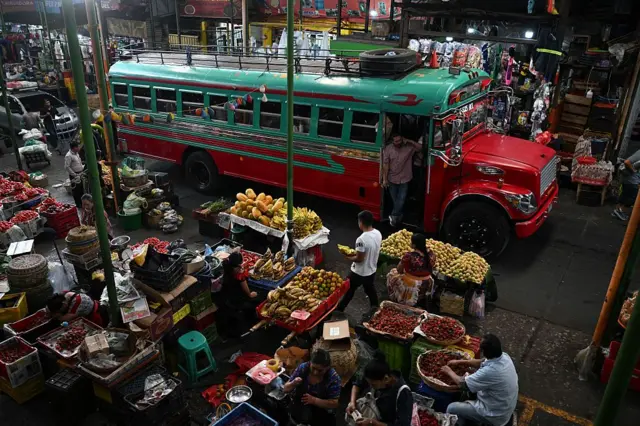 Autobús frente a mercado