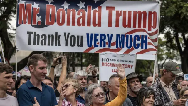 Sudafricanos blancos que apoyan al presidente estadounidense Donald Trump y al multimillonario Elon Musk se congregan frente a la embajada de Estados Unidos en Pretoria en una manifestación
