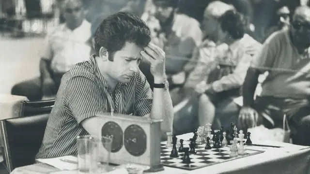 Boris Spassky jugando a ajedrez.