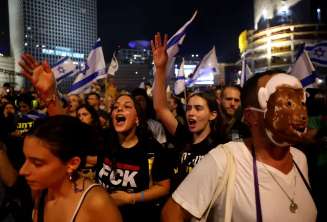 Personas manifestando en Tel Aviv