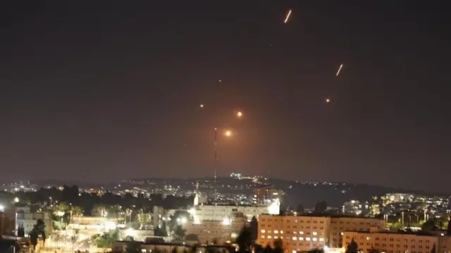 Jerusalén de noche con misiles que iluminan el cielo